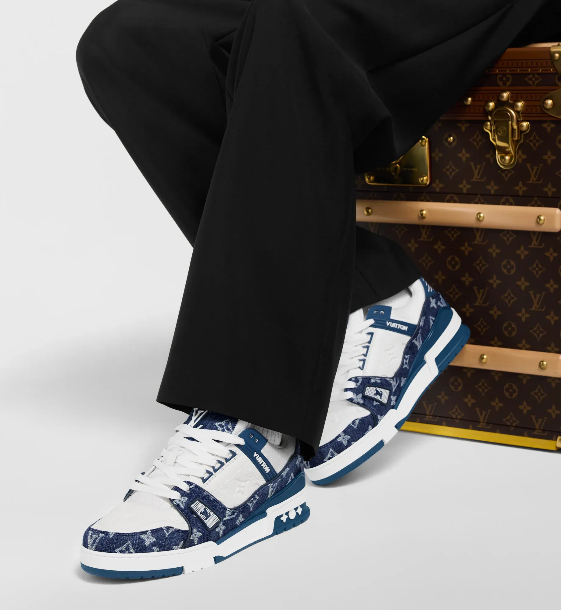 Louis Vuitton trainer denim blue with all accessories view 2